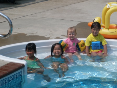 Kasen, Isabella, Rebekah and Leah in the pool